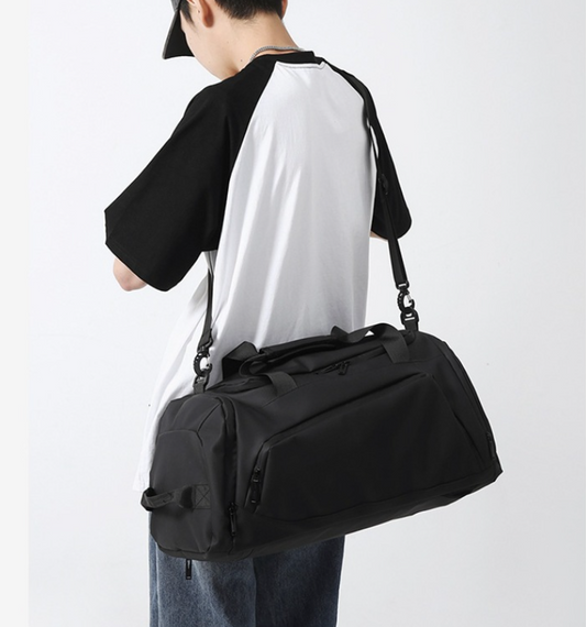 Fitness bags and sports bags can be customized with logos and water-resistant travel bags